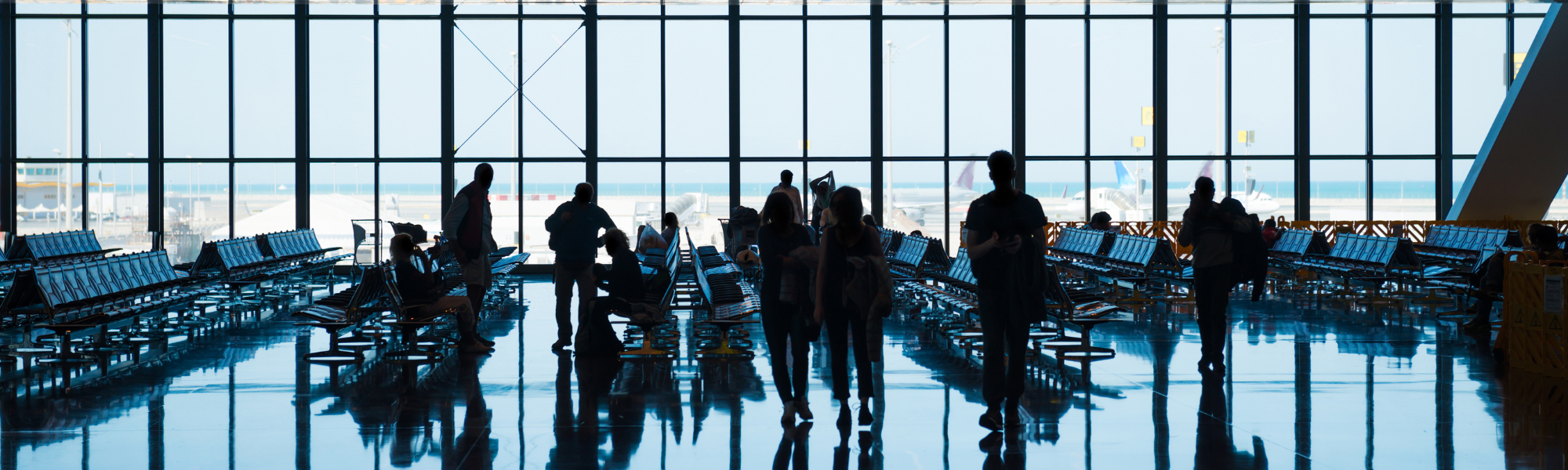 Menschen warten am Flughafen - Firmenreisen