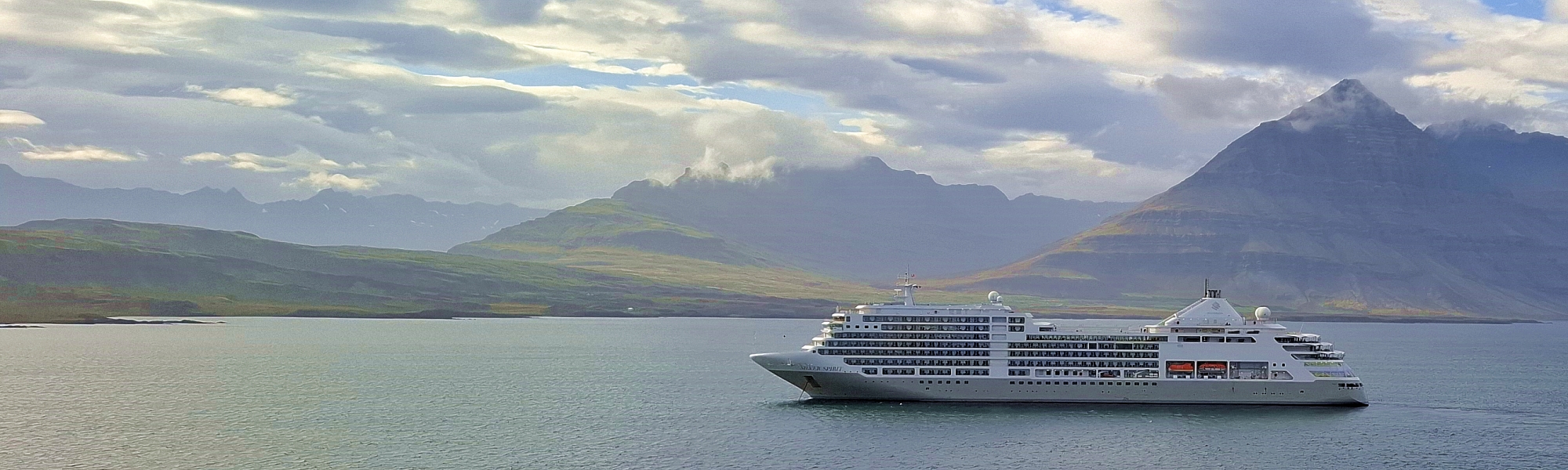 Das Kreuzfahrtschiff Silver Spirit für eine Incentivereise vor der Landschaft Islands