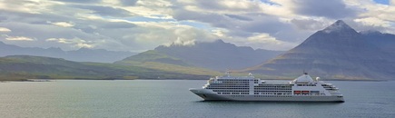 Das Kreuzfahrtschiff Silver Spirit für eine Incentivereise vor der Landschaft Islands