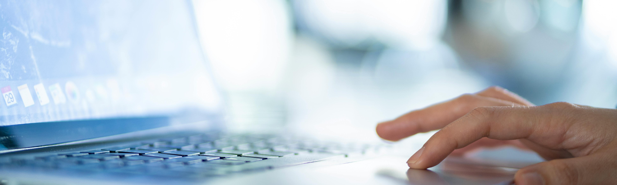 Eine Hand an einem Laptop