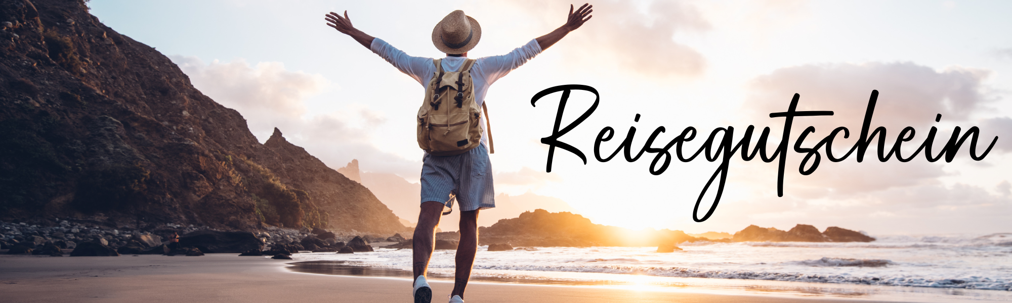 Ein Mann am Strand mit der Schrift Reisegutschein