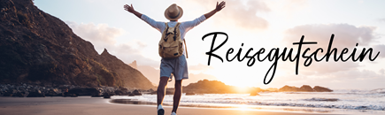Ein Mann am Strand mit der Schrift Reisegutschein